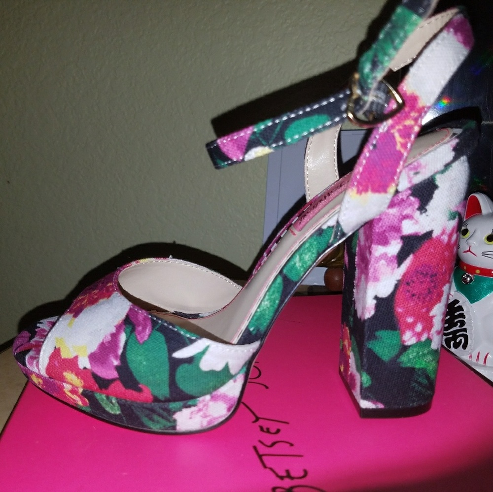 New betsey Johnson isla black floral 7.5 heels nib